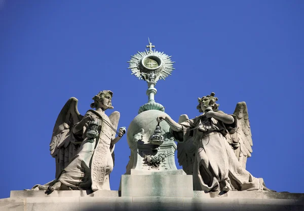 Saint Jean Baptiste rooftop statues — Stock Photo, Image