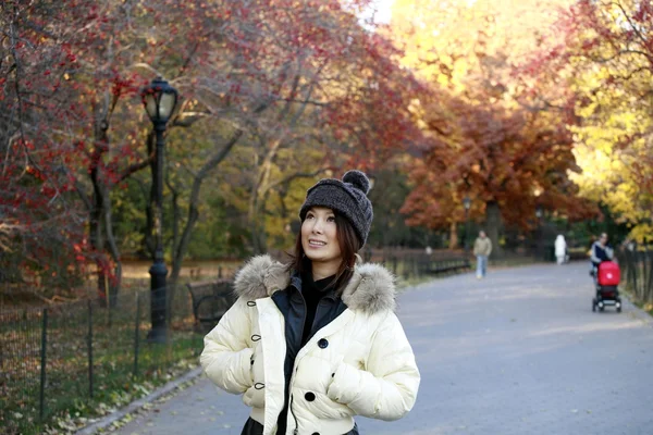 Asian girl in Central Park — Stock Photo, Image
