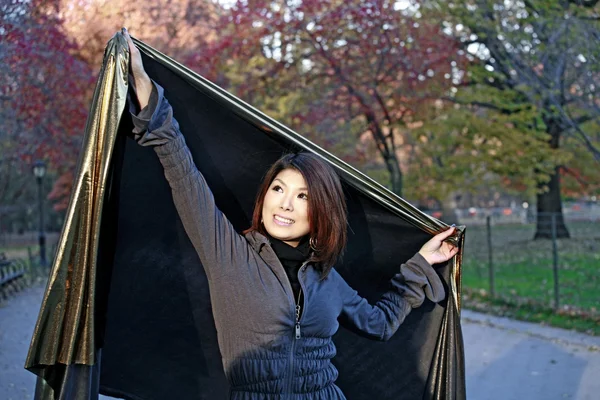 Asian girl in park — Stock Photo, Image