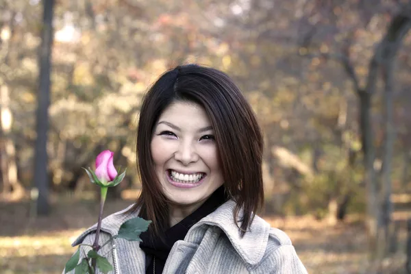 Gadis Asia dengan mawar — Stok Foto