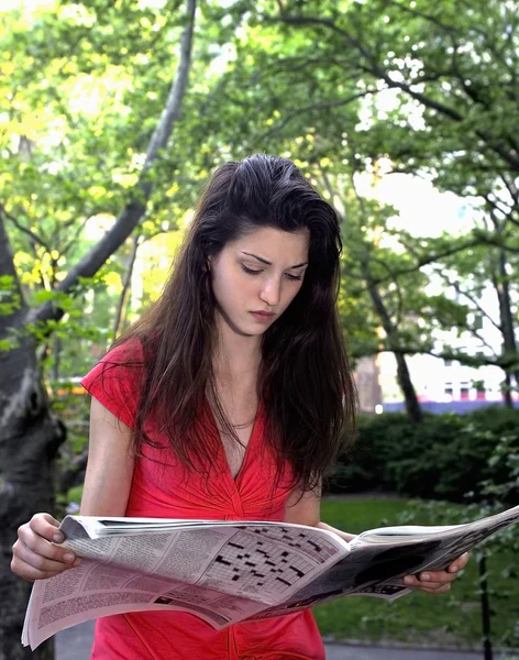 Mädchen liest Zeitung — Stockfoto