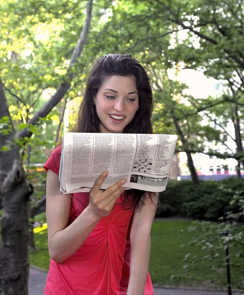 Girl reads newspaper — Stock Photo, Image