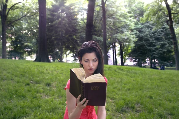 Mädchen mit Bibel — Stockfoto
