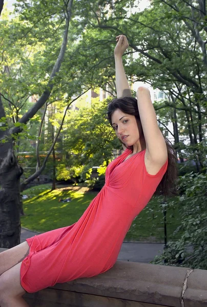 Vrouw die zich uitstrekt in park — Stockfoto