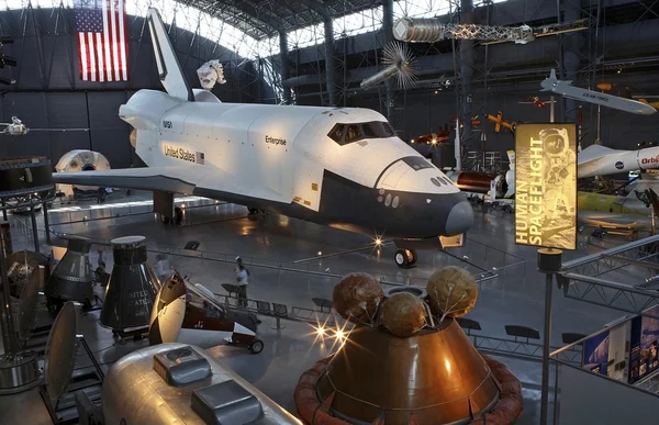 Space shuttle en andere voertuigen — Stockfoto