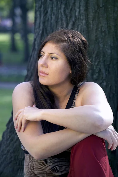 Kvinna sitter i park — Stockfoto