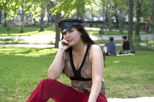公園に座っている女性 — ストック写真