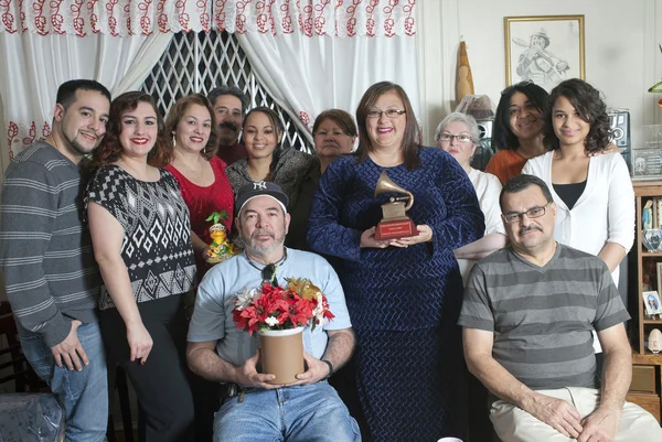 Familie vereint sich, um Yomo Toro zu gedenken — Stockfoto