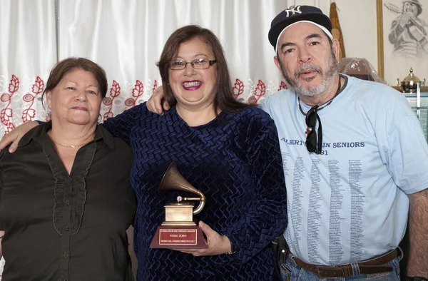 Une famille unie pour se souvenir de Yomo Toro — Photo