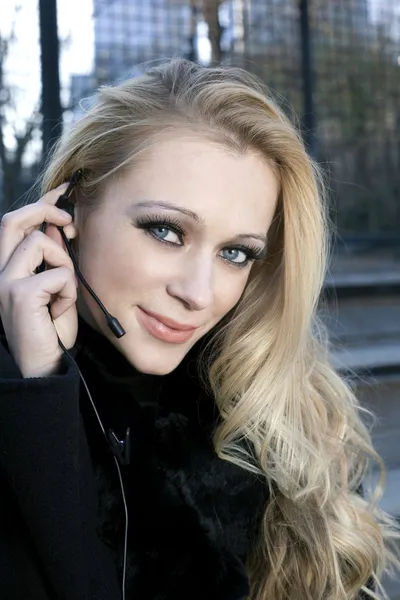 Chica con auriculares teléfono — Foto de Stock