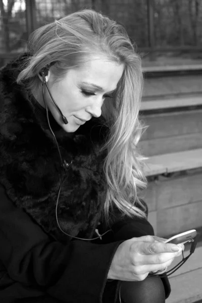 Mädchen mit Headset-Telefon — Stockfoto