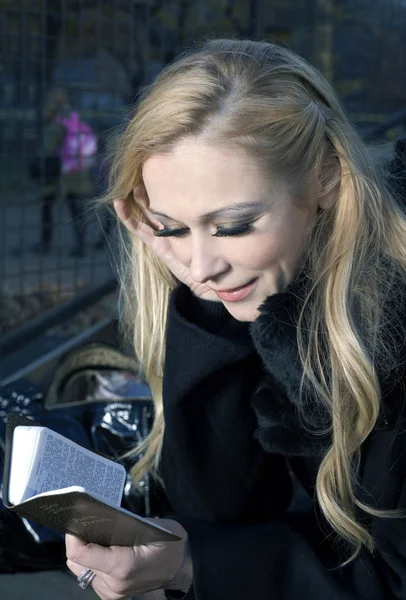 Vrouw met Bijbel — Stockfoto