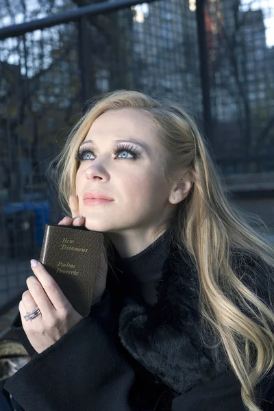 Mujer con Biblia —  Fotos de Stock