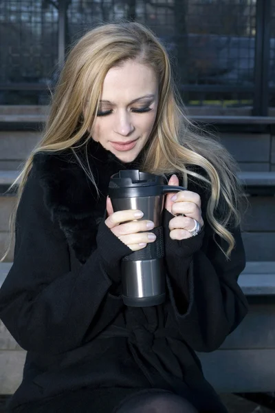 Ragazza con thermos bere — Foto Stock