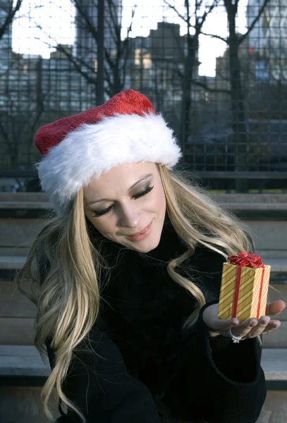 Fille avec cadeau de Noël — Photo