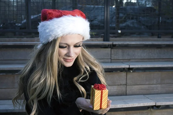 Fille avec cadeau de Noël — Photo