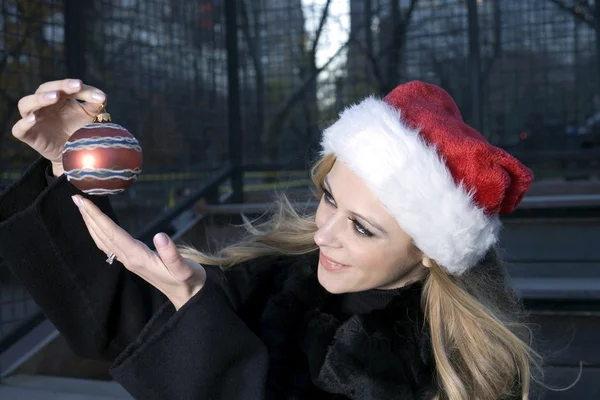 Fille avec ornement de Noël — Photo