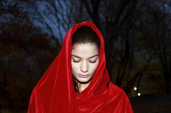 Dívka v červeném rouchu — Stock fotografie