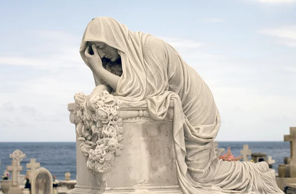 Statue femme deuil — Photo