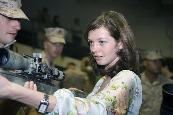 Girl and Marine with weapon — Stock Photo, Image