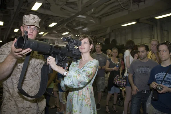 Girl and Marine with weapon — Stock Photo, Image