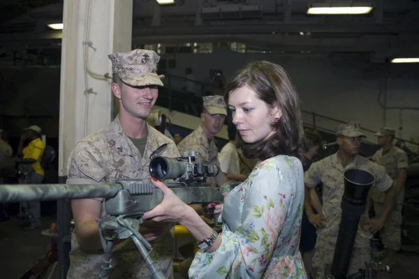 Girl and Marine with weapon — Stock Photo, Image