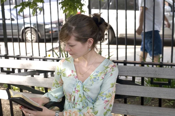 Mädchen im Freien mit Bibel — Stockfoto