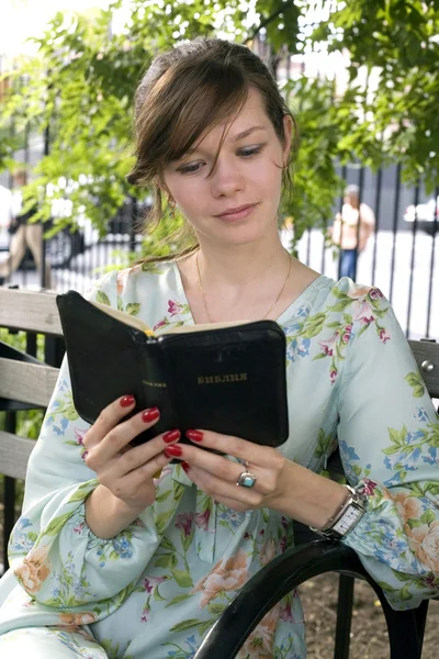 Дівчина на відкритому повітрі з Біблією — стокове фото