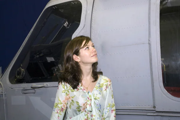Meisje met militaire vliegtuigen — Stockfoto