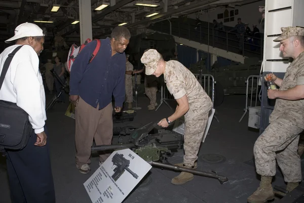 Marine shows civilian MK-19 weapon — Stock Photo, Image