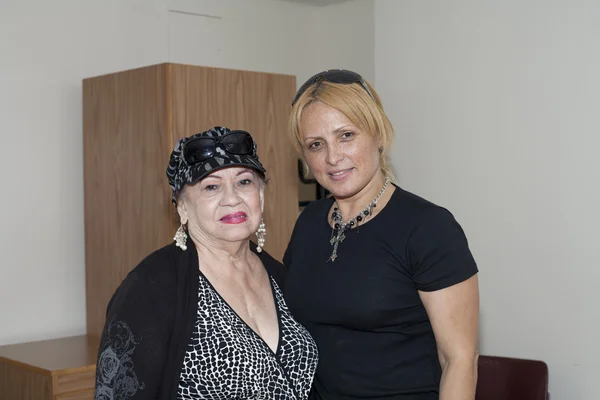 Blanca Iris Villafane e Mayra visita romana Yomo Toro a hospita — Foto Stock