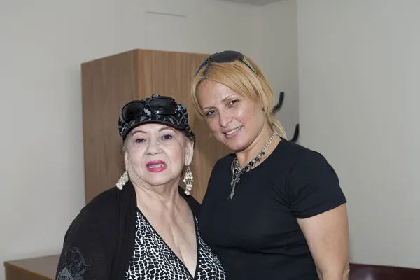 Blanca Iris Villafane e Mayra Roman visitam Yomo Toro em hospita — Fotografia de Stock