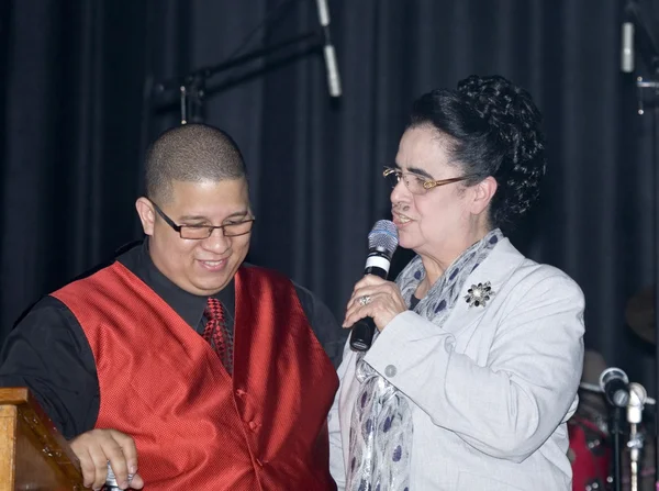 Hombre y mujer cantando — Foto de Stock