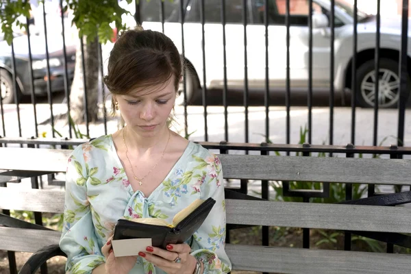 Chica al aire libre con la Biblia — Foto de Stock