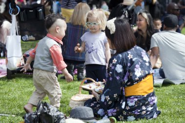kinderen bezoeken brooklyn botanic garden voor kersenbloesem festiv