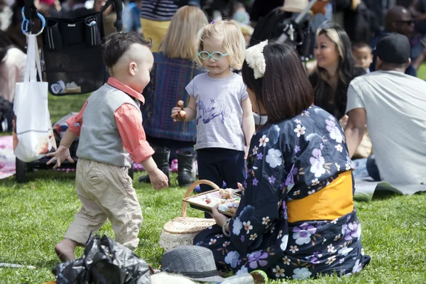 Barn besöka brooklyn botanic garden för körsbärsblommor festiv — Stockfoto