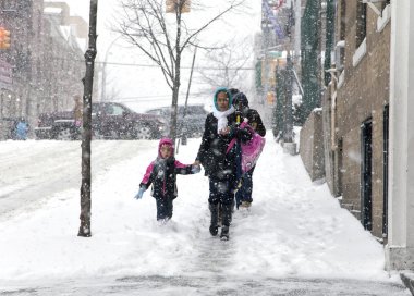 Anne ve çocuk new York'ta kar fırtınası sırasında