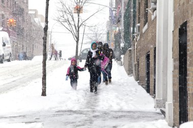 Anne ve çocuk new York'ta kar fırtınası sırasında