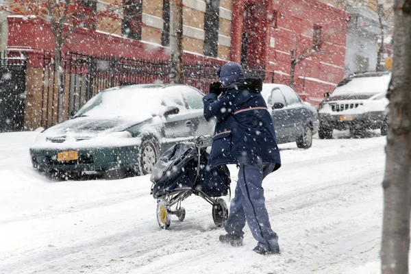 Mail man under snöstorm i new york — Stockfoto