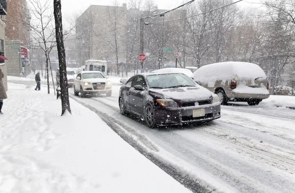 Gatutrafik under snöstorm i new york — Stockfoto