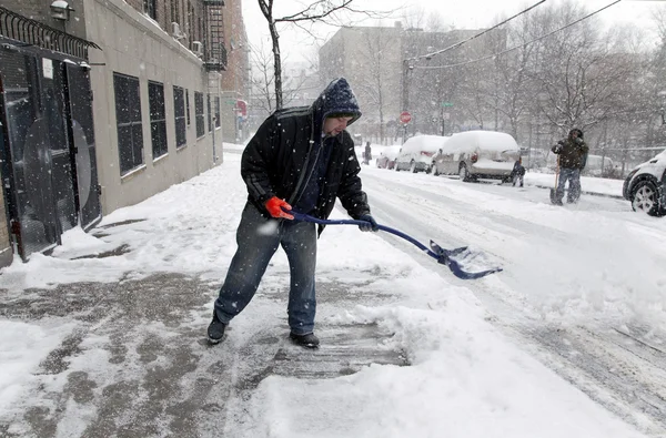 Człowiek łopatą podczas burzy śnieżnej w Nowym Jorku — Zdjęcie stockowe