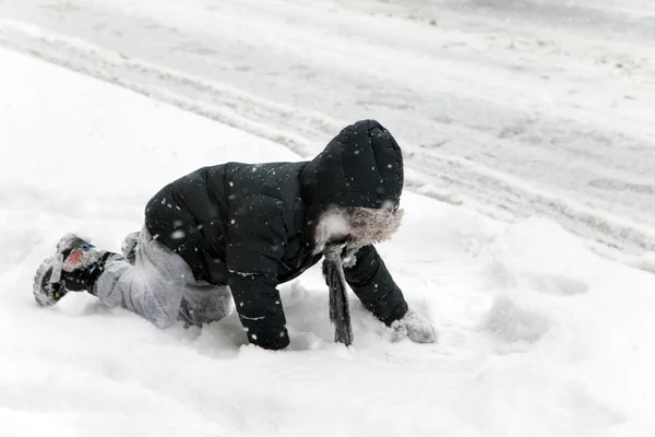 Dziecko spada podczas burzy śnieżnej w Nowym Jorku — Zdjęcie stockowe