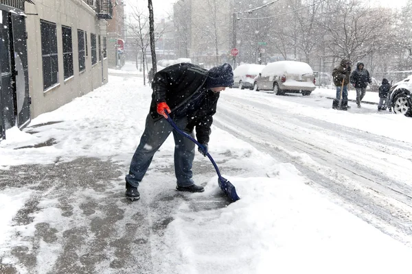 Mann schaufelt bei Schneesturm in New York — Stockfoto