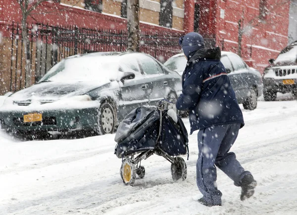 New York'ta kar fırtınası sırasında posta adam — Stok fotoğraf