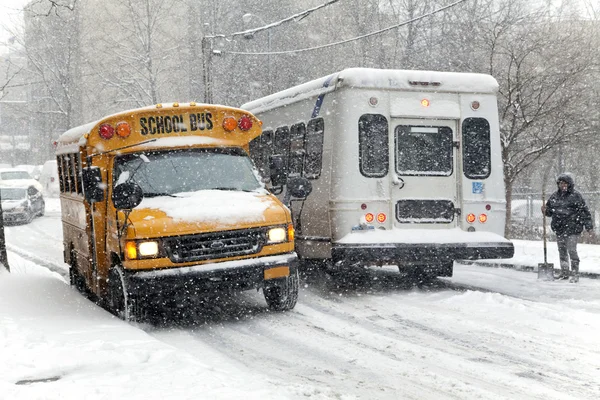 Tráfico callejero durante tormenta de nieve en Nueva York — Foto de Stock