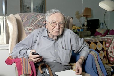 Komuta sizde kulaklık ile kanepede oturan