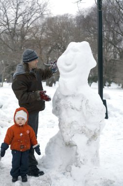 Baba ve çocuk ile kardan adam