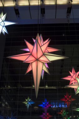 ışık süslemeleri zaman warner bina