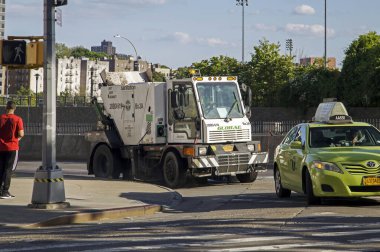 BRONX, NEW YORK / USA - 27 Mayıs 2019: Yankee Stadyumu boyunca temizlik kamyonu caddesi. 