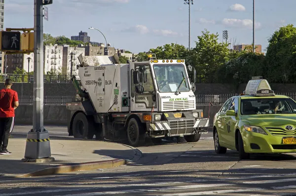 Bronx New York Usa 2019 Május Sanitation Truck Cleaning Street — Stock Fotó